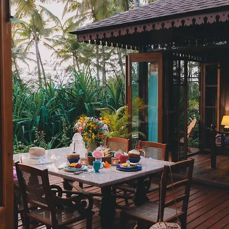 Villa Fiesta - Beachfront Getaway